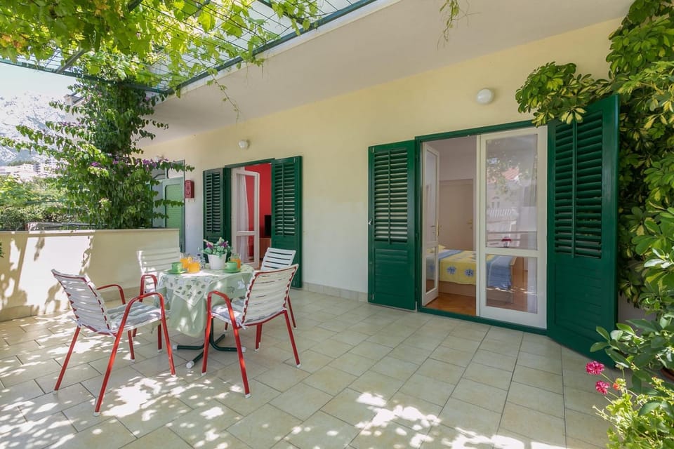 Green terrace apartment Apartment in Makarska