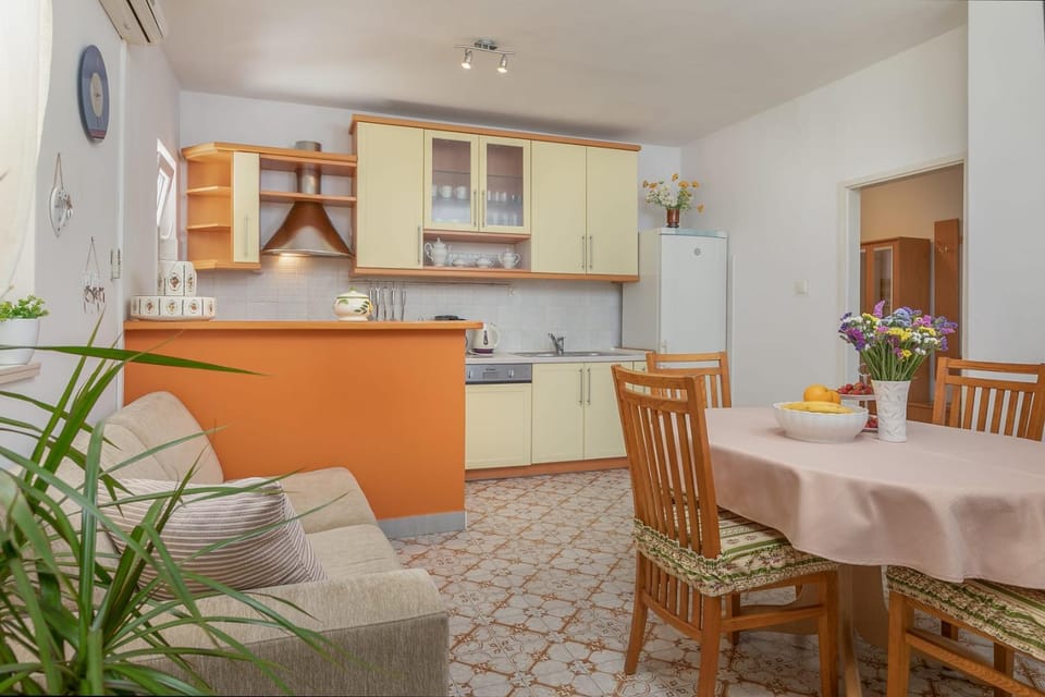 Green terrace apartment Apartment in Makarska