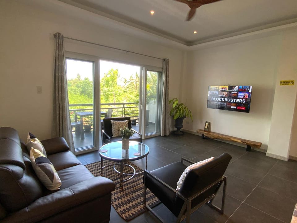Communal lounge/ TV room, TV and multimedia, Living room, Lounge or bar, Seating area, Garden view