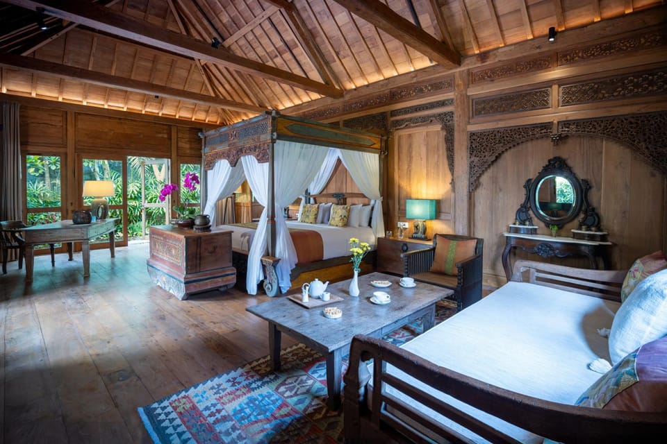 Bed, Photo of the whole room, Seating area, Bedroom