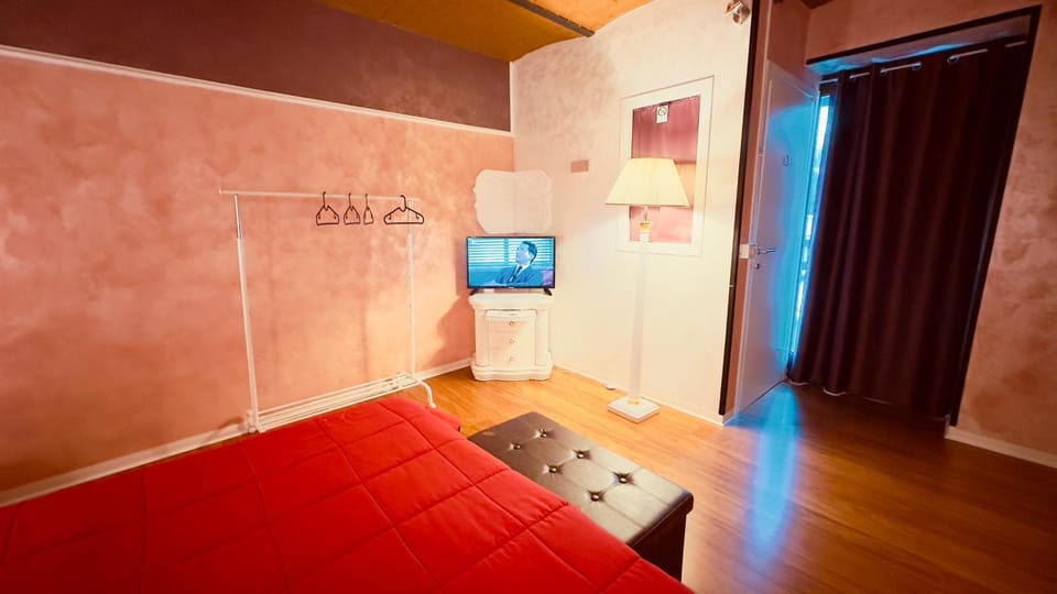 Bed, TV and multimedia, Photo of the whole room, Bedroom