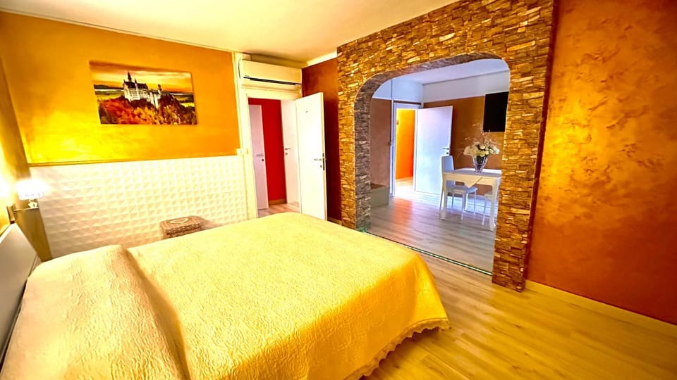 Bed, TV and multimedia, Photo of the whole room, Bedroom, air conditioner