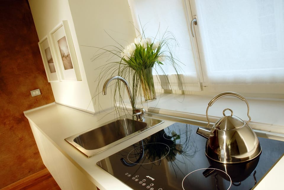 Restaurant/places to eat, Kitchen or kitchenette, Decorative detail