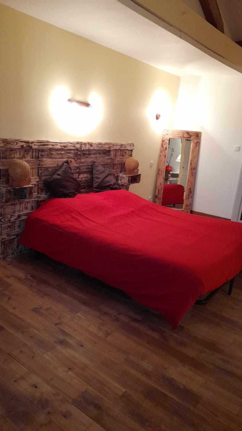 Photo of the whole room, Bedroom