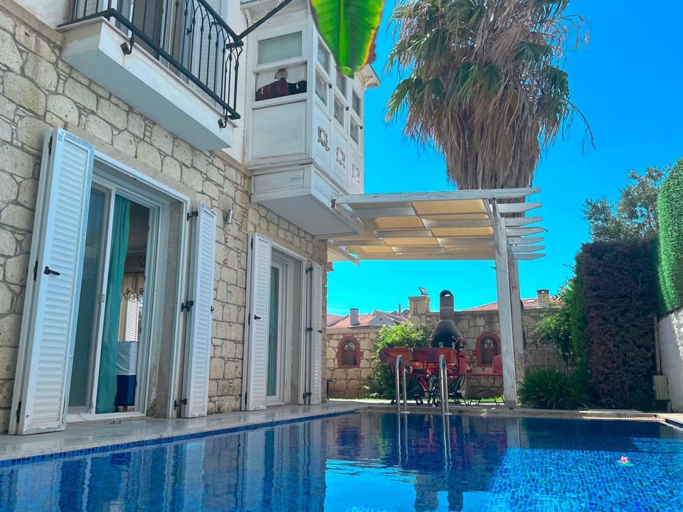 Property building, Day, Pool view, Swimming pool