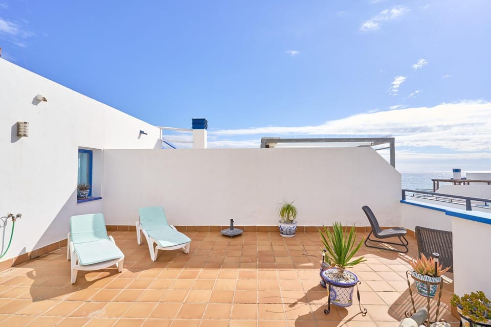 Property building, Balcony/Terrace, Living room