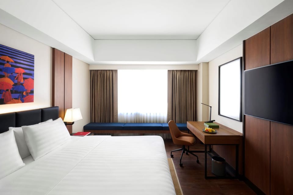 Bed, TV and multimedia, Photo of the whole room, Bedroom