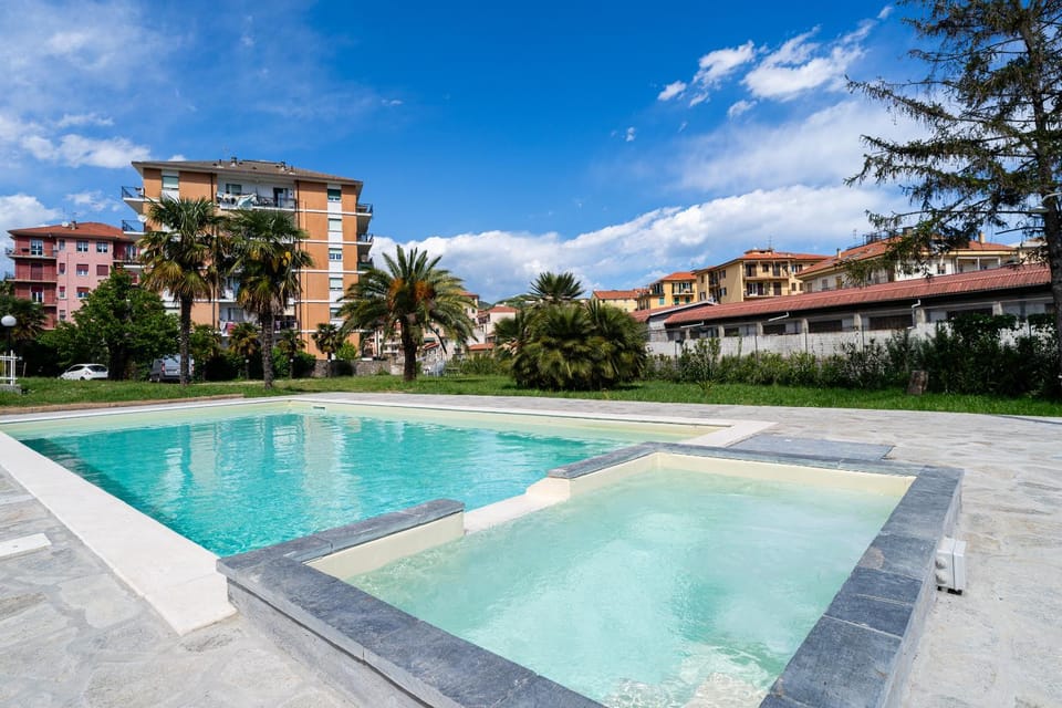 Hot Tub, Swimming pool