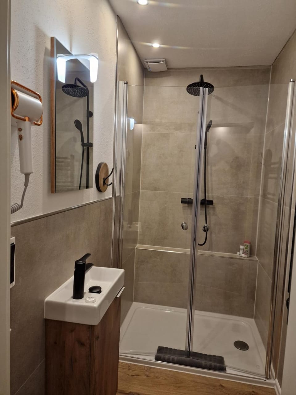 Shower, Bathroom, towels