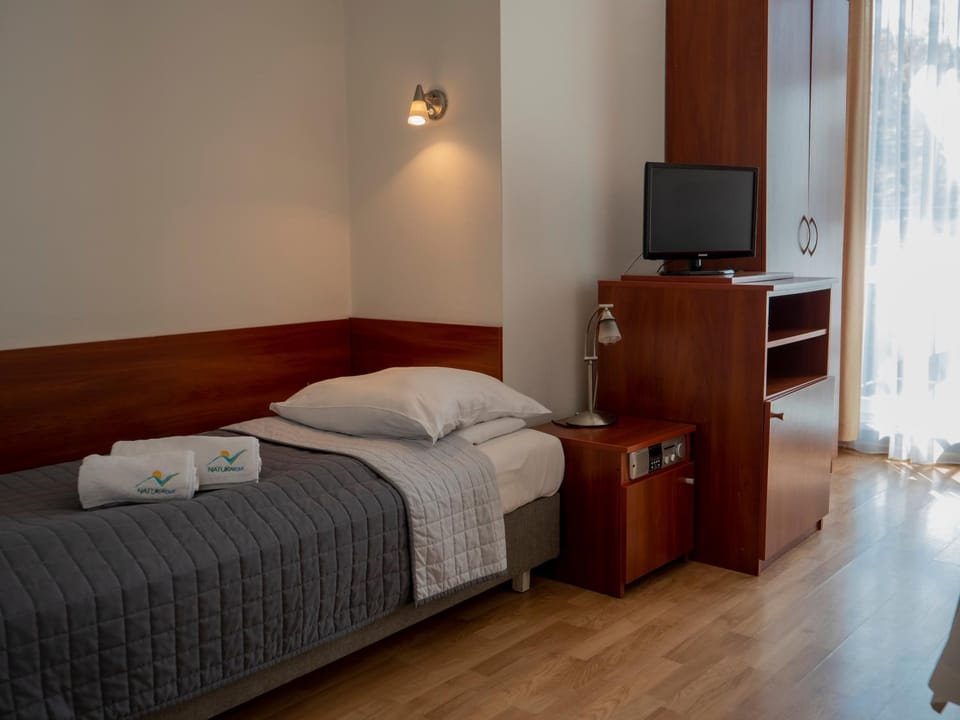 Bed, TV and multimedia, Photo of the whole room