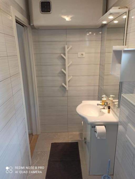 Shower, Bathroom, towels