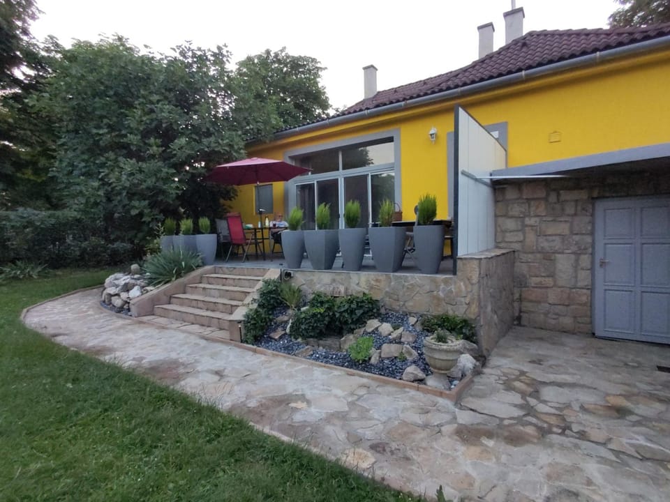 Property building, Garden, Balcony/Terrace
