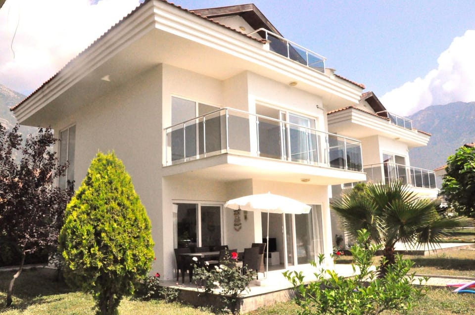 Property building, Patio, Facade/entrance