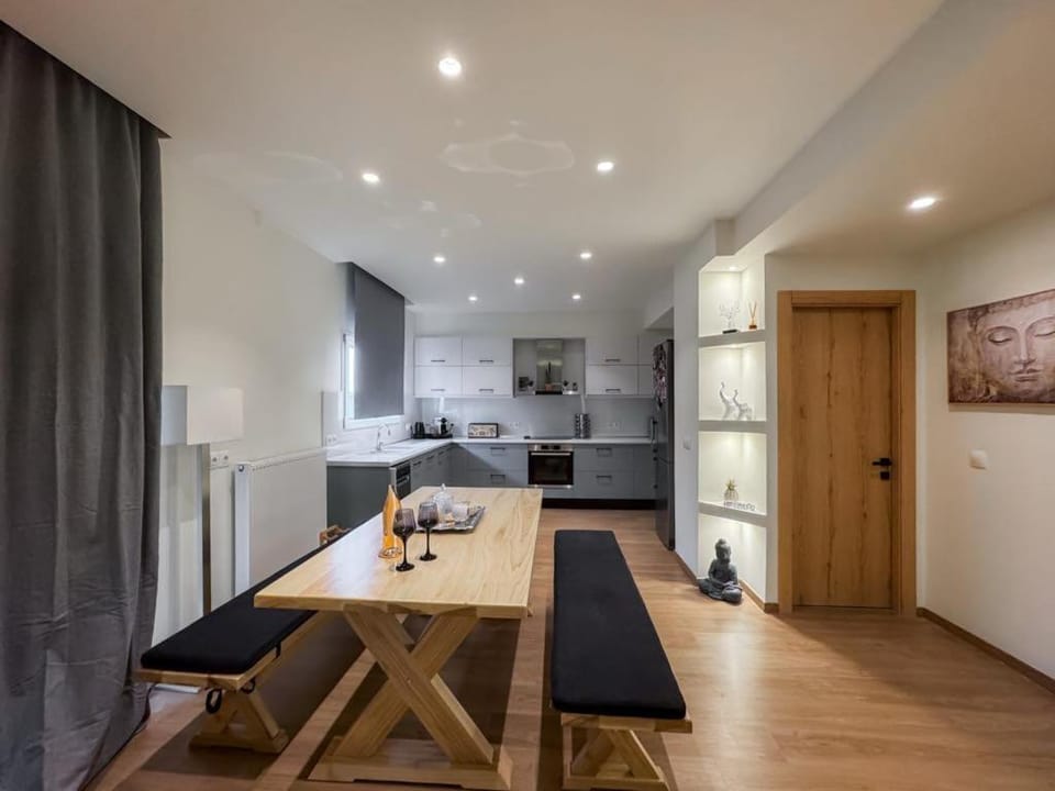 Dining area, kitchen