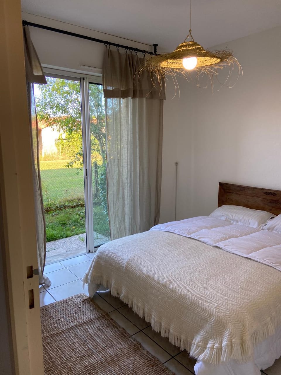 Bed, Bedroom, Garden view