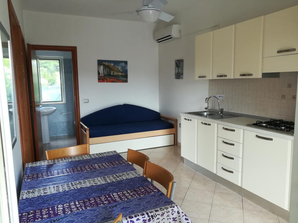 Restaurant/places to eat, Living room, Seating area, kitchen