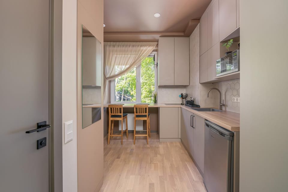 Kitchen or kitchenette, Dining area, minibar, stove