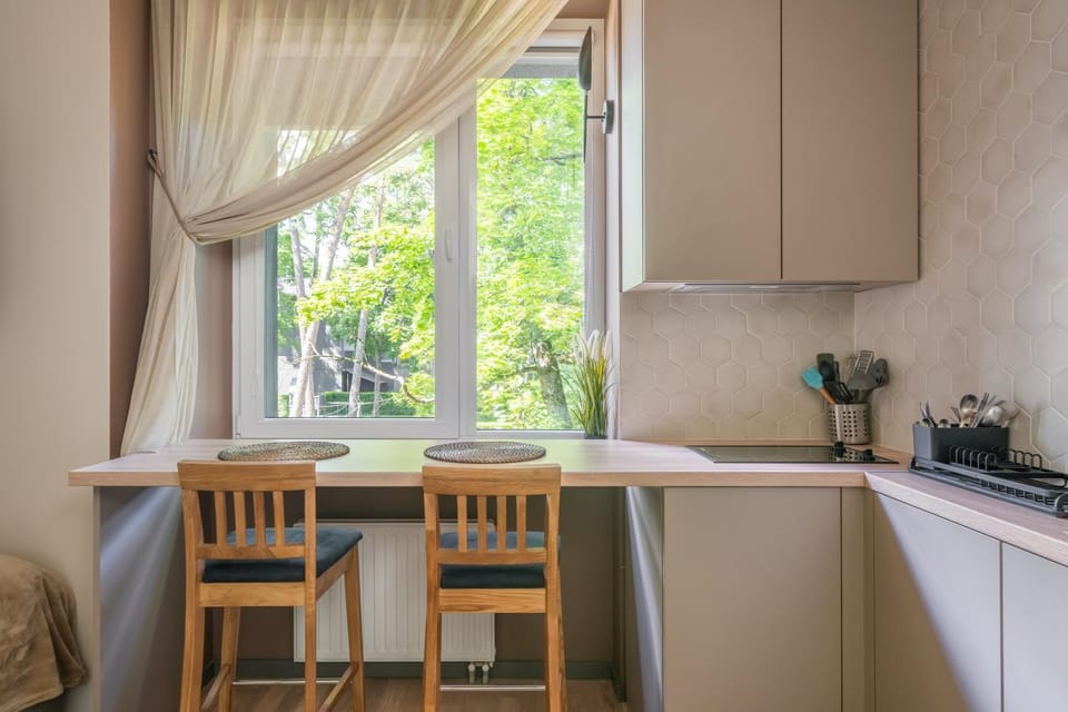 Kitchen or kitchenette, Dining area