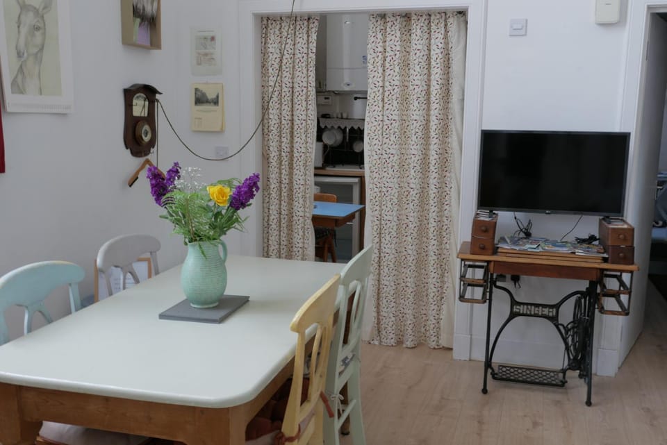 TV and multimedia, Seating area, Dining area