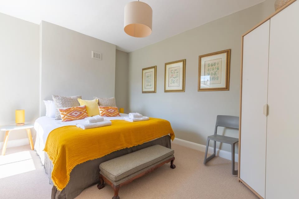 Luxuriously Designed 3 Bedroom Apartment in Clapham House in London