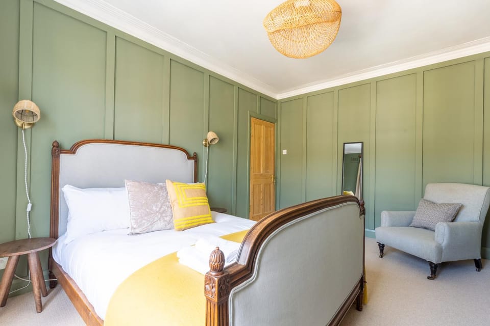 Luxuriously Designed 3 Bedroom Apartment in Clapham House in London