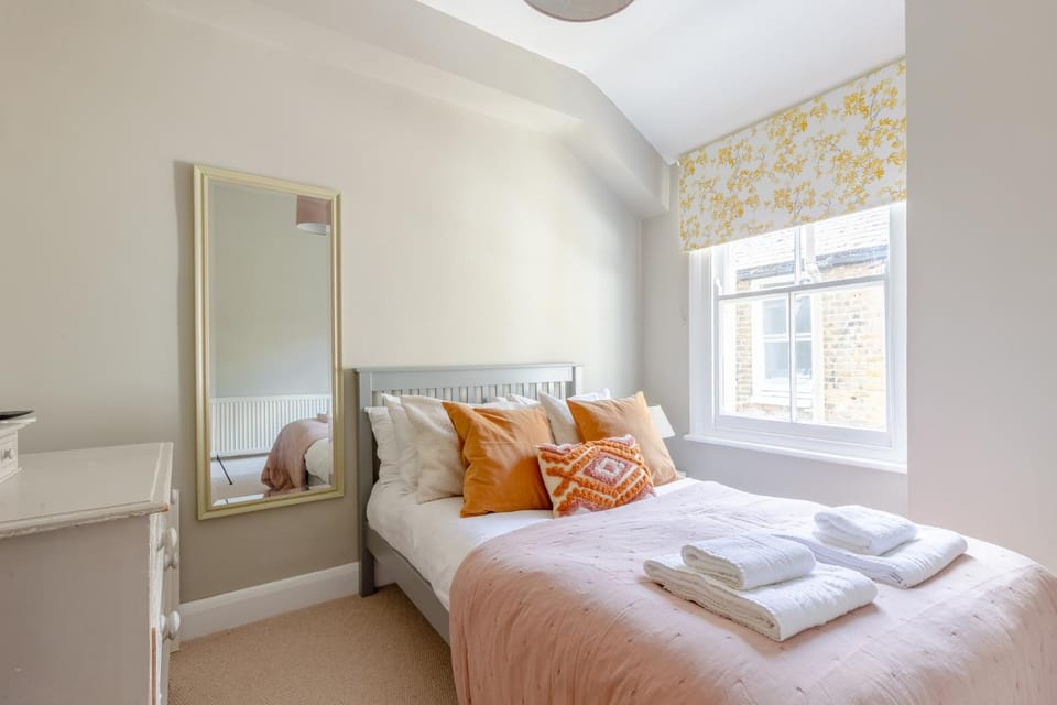 Luxuriously Designed 3 Bedroom Apartment in Clapham House in London