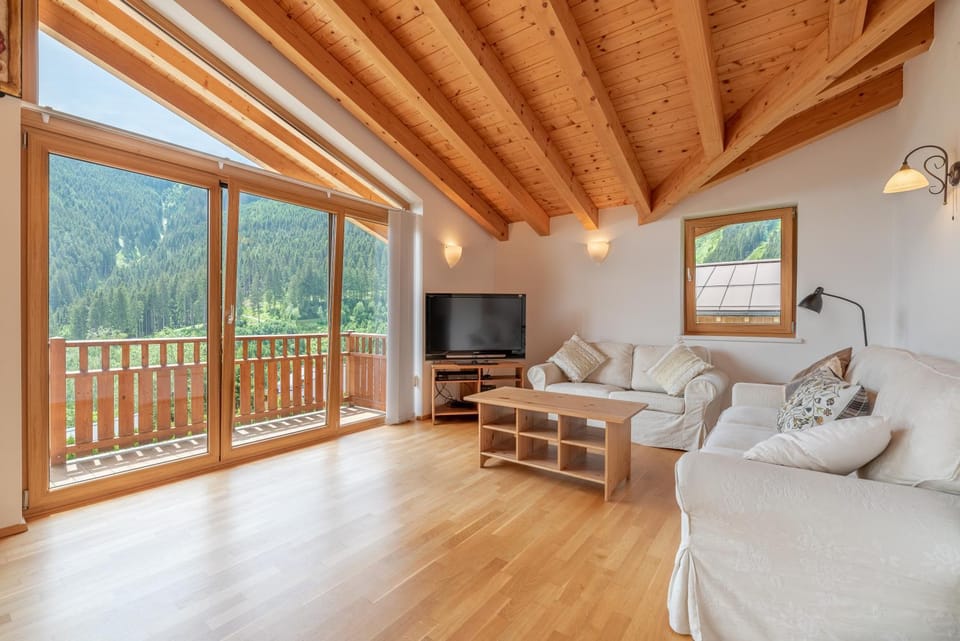 View (from property/room), Living room, Seating area