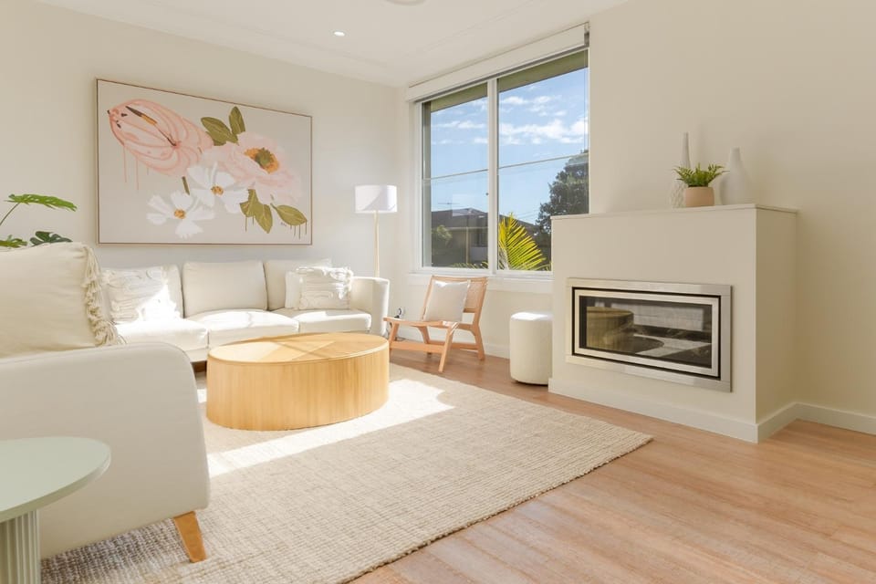 Idyllic 4-Bed Home With Alfresco Area Near Beach House in Sydney