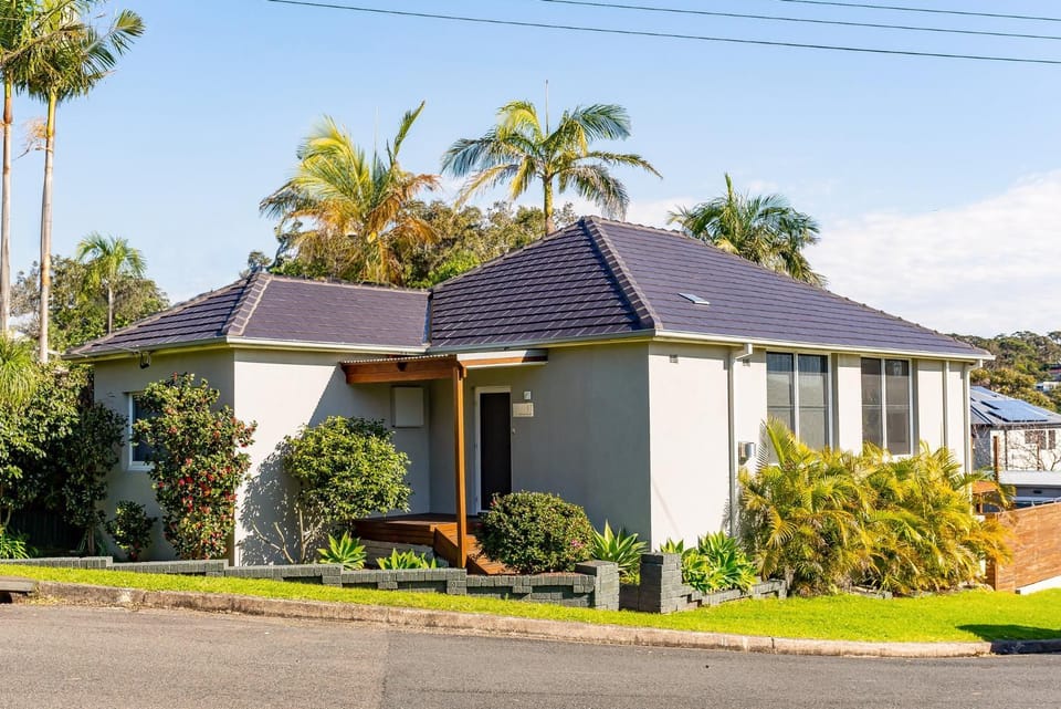 Idyllic 4-Bed Home With Alfresco Area Near Beach House in Sydney