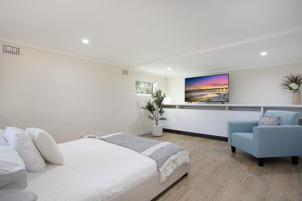Idyllic 4-Bed Home With Alfresco Area Near Beach House in Sydney