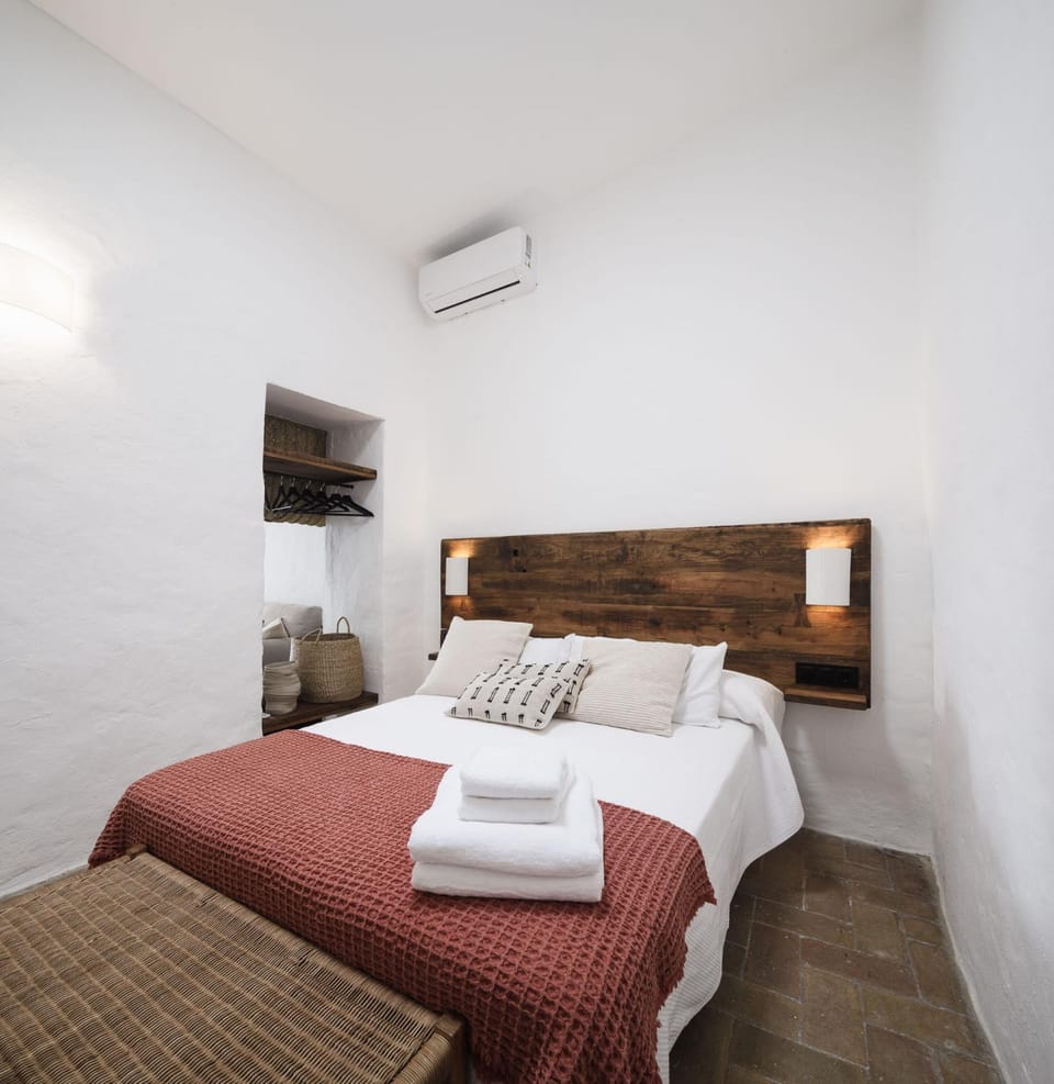 Bed, Photo of the whole room, Bedroom, towels, air conditioner