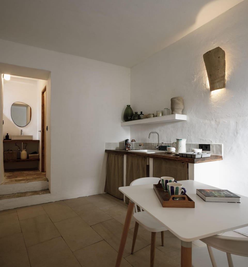 Kitchen or kitchenette, Dining area, minibar