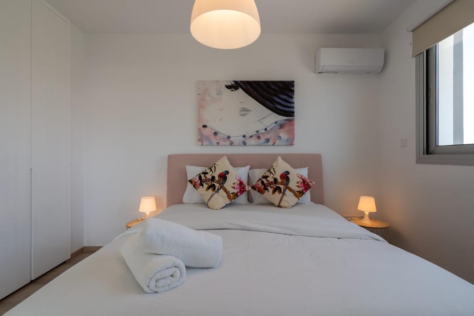 Bed, Bedroom, towels, air conditioner