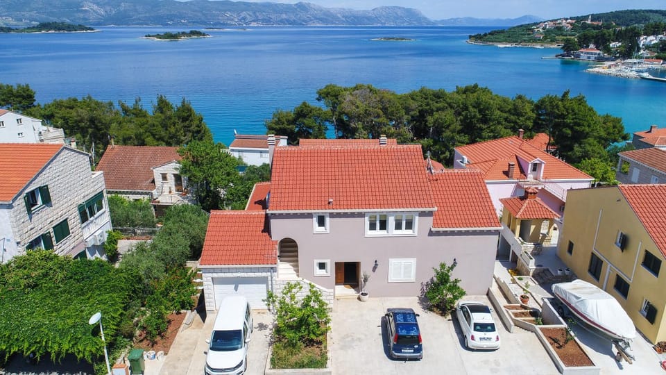 Property building, Neighbourhood, Natural landscape, Bird's eye view, Location, Parking