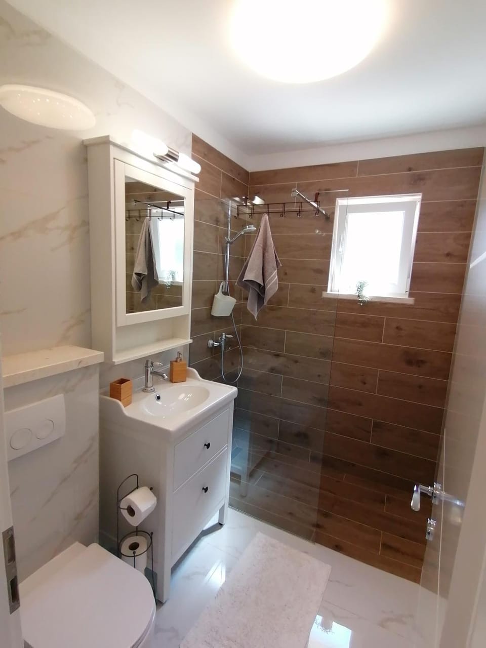 Shower, Toilet, Bathroom, towels
