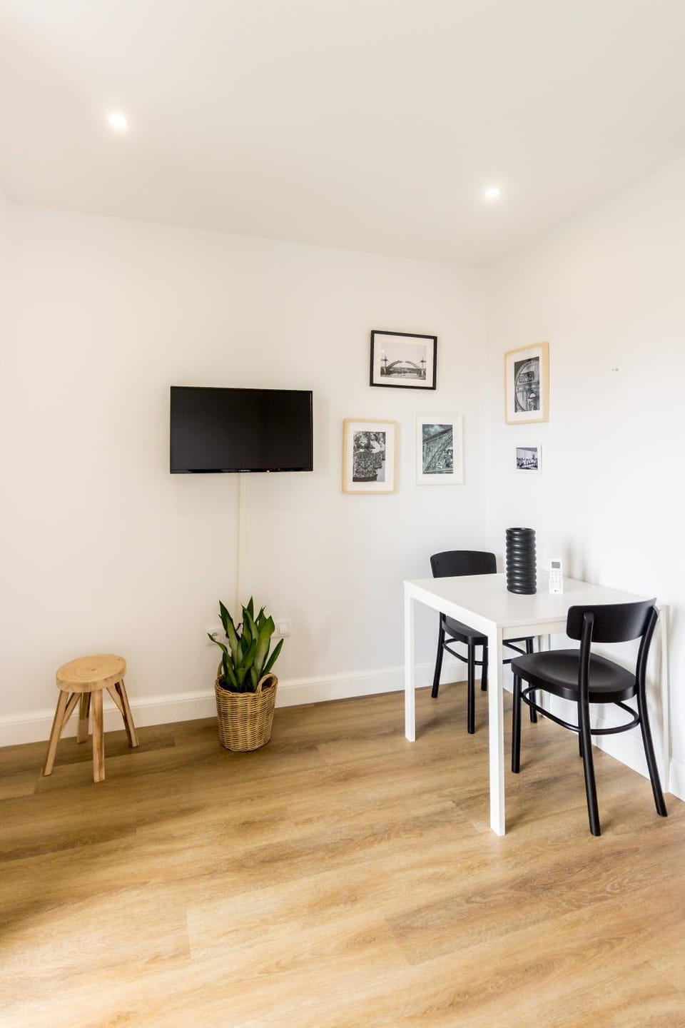 TV and multimedia, Living room, Decorative detail, Decorative detail, Seating area, Dining area, Entertainment, Entertainment, Seasons