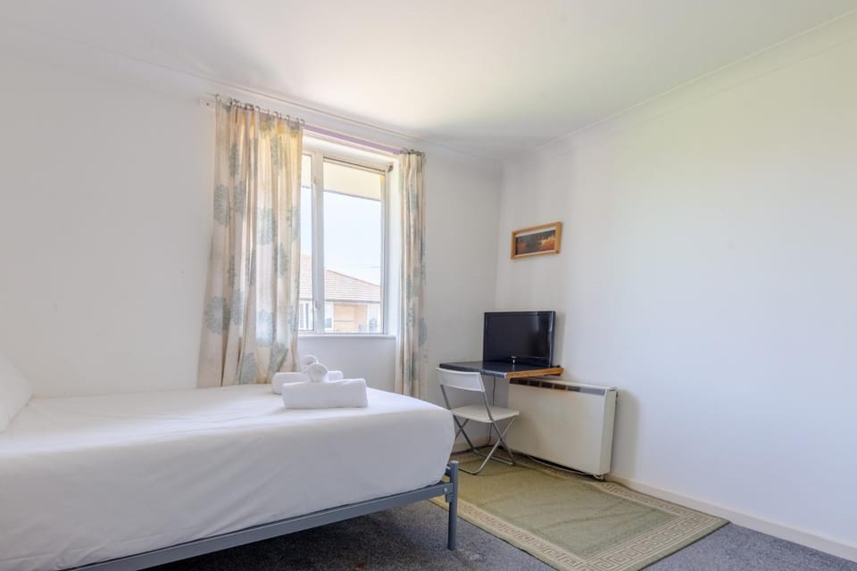 Homely 1 Bedroom Apartment in Beckton With Parking Apartment in Barking