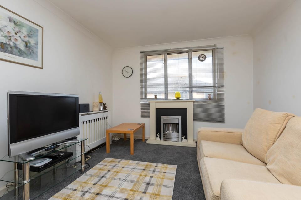 Homely 1 Bedroom Apartment in Beckton With Parking Apartment in Barking