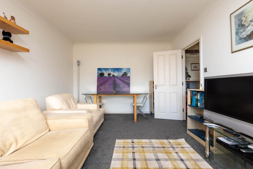 Homely 1 Bedroom Apartment in Beckton With Parking Apartment in Barking