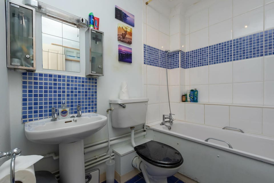 Homely 1 Bedroom Apartment in Beckton With Parking Apartment in Barking