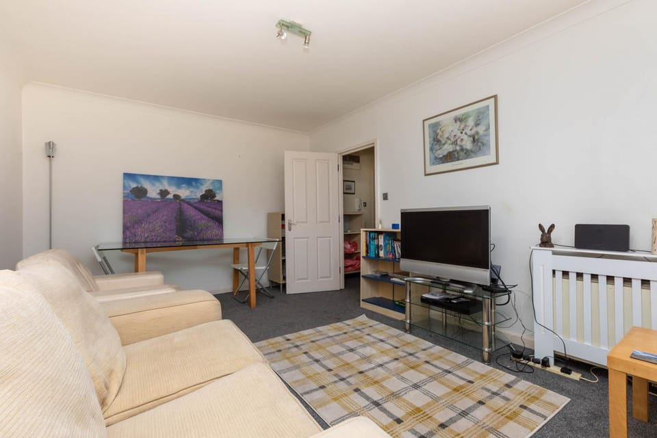 Homely 1 Bedroom Apartment in Beckton With Parking Apartment in Barking