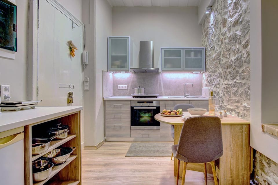 Dining area, pet friendly, stove