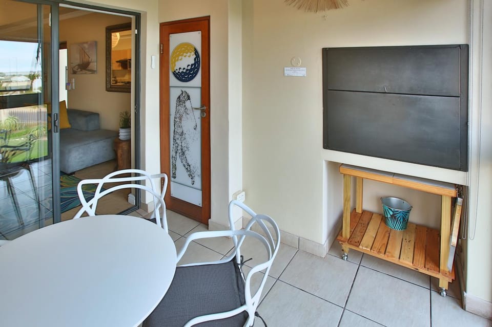 Patio, Communal lounge/ TV room, TV and multimedia, Living room, Seating area, Dining area
