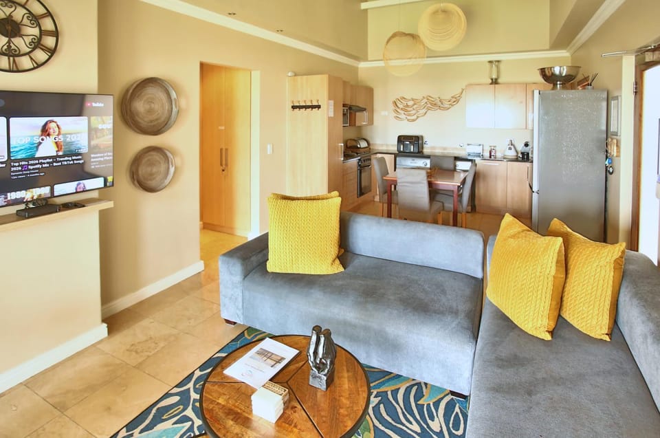 TV and multimedia, Kitchen or kitchenette, Living room, Seating area, Dining area