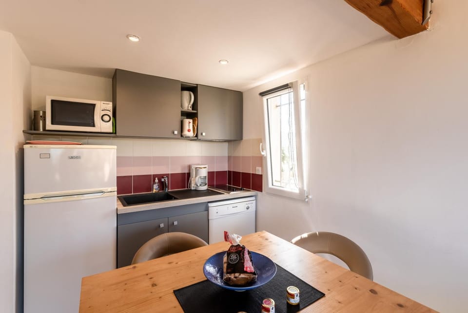 Kitchen or kitchenette, Dining area