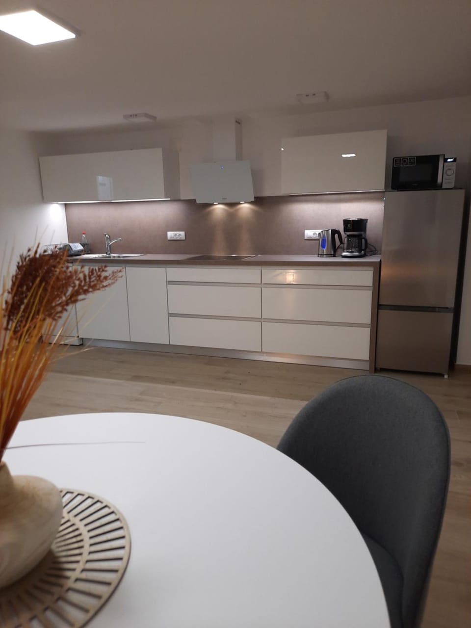 Kitchen or kitchenette, Dining area