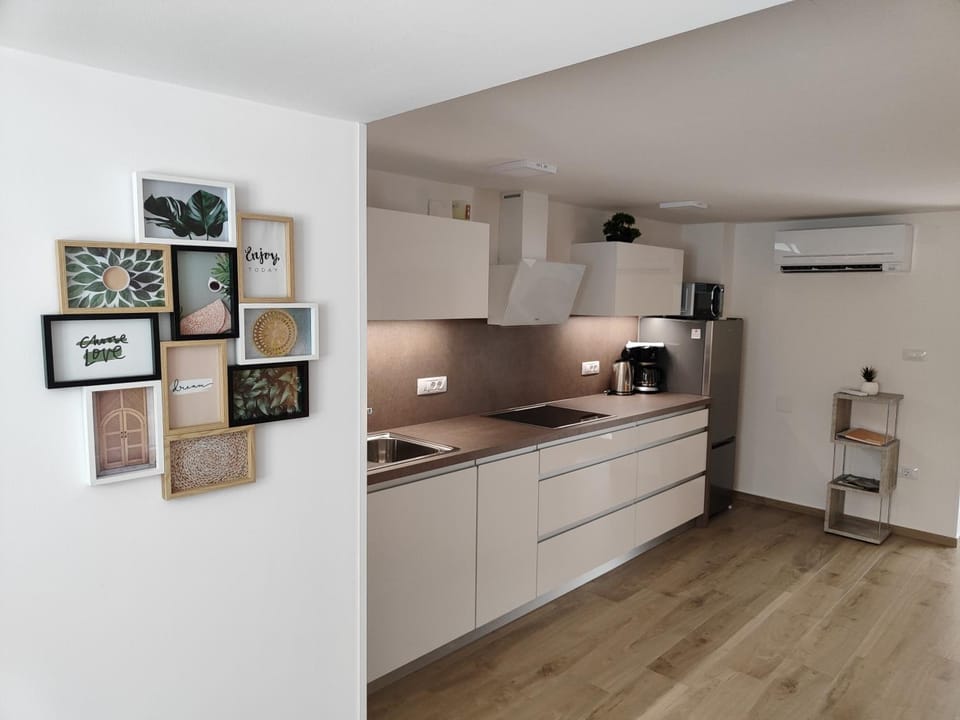 Kitchen or kitchenette, dishwasher, minibar