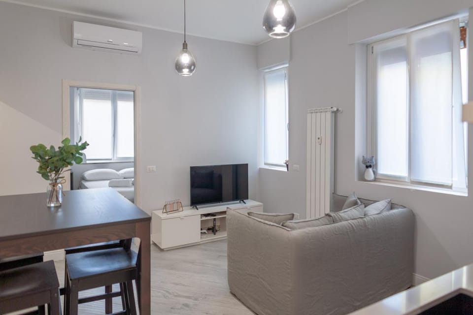 TV and multimedia, Living room, Seating area, Dining area, air conditioner