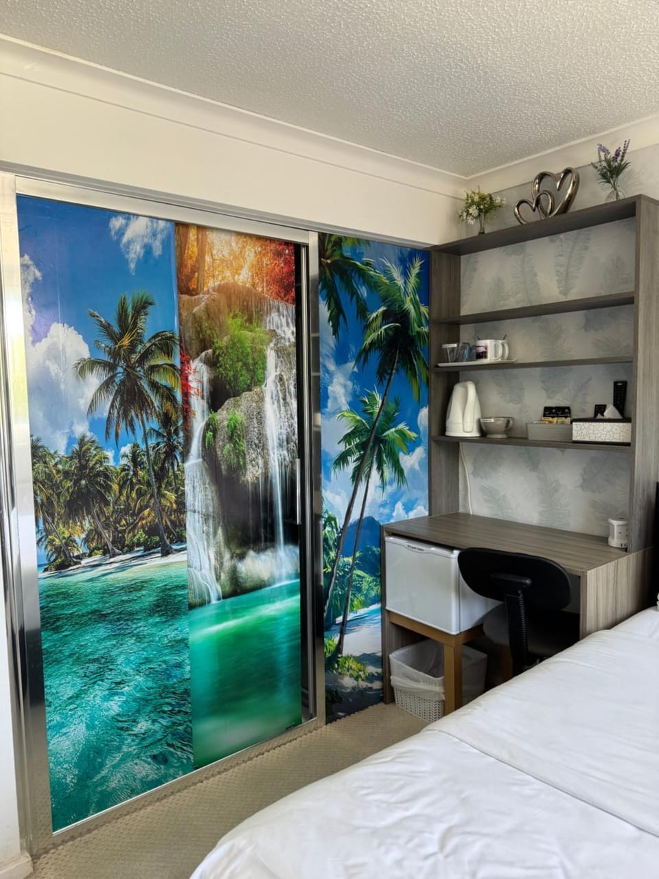 Shower, Toilet, Coffee/tea facilities, Seating area