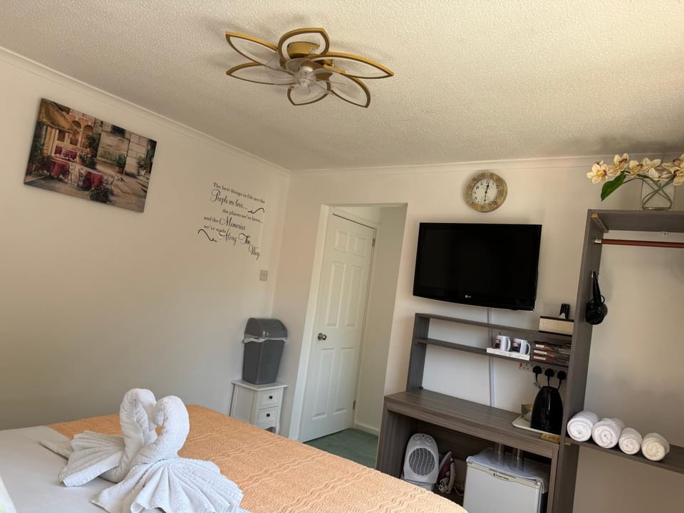 Bed, TV and multimedia, Bedroom